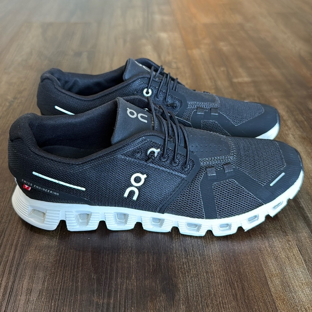 Women’s On Cloud 5 Size 10